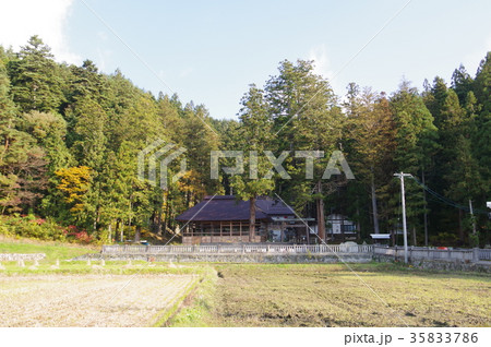 信州 東筑摩郡麻績村の神明社 遠望横 平安時代勧請の神社 重要文化財の建造物を有する 信州 東筑摩郡麻績村の神明社 遠望横 平安時代勧請の神社 重要文化財の建造物を有する 35833786