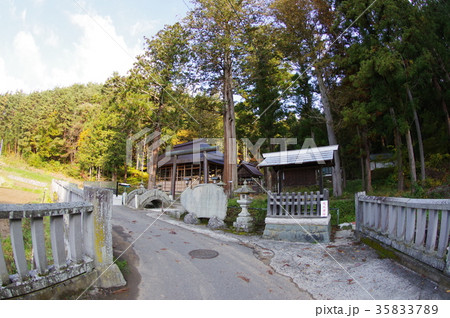 信州　東筑摩郡麻績村の神明社　参道入り口　平安時代勧請の神社　重要文化財の建造物を有する 35833789