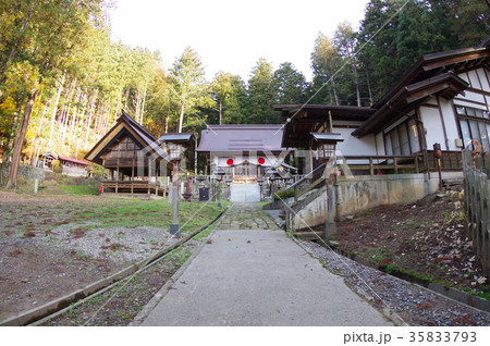 信州　東筑摩郡麻績村の神明社　参道　平安時代勧請の神社　重要文化財の建造物を有する 35833793