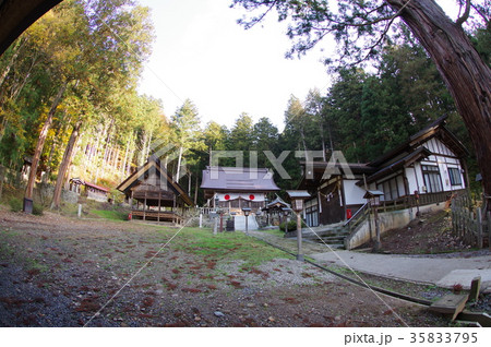 信州　東筑摩郡麻績村の神明社　境内超広角　平安時代勧請の神社　重要文化財の建造物を有する 35833795