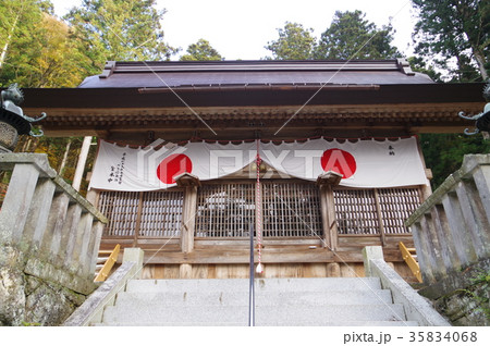 信州 東筑摩郡麻績村の文化財 神明社「拝殿」 国重要文化財指定 切妻造りの簡素な建物 信州 東筑摩郡麻績村の文化財 神明社「拝殿」 国重要文化財指定 切妻造りの簡素な建物 35834068