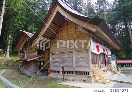 信州　東筑摩郡麻績村の文化財　神明社「拝殿」　側面　国重要文化財指定　切妻造りの簡素な建物 35834071