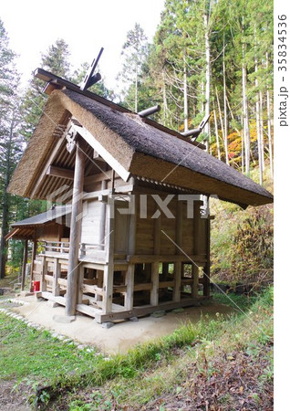 信州　東筑摩郡麻績村の文化財　神明社「假殿」背面俯瞰　国重要文化財指定　幣殿を有する 35834536