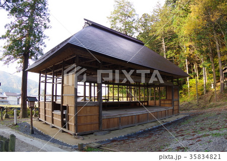 信州　東筑摩郡麻績村の文化財　神明社「舞台」　国重要文化財指定　幅六間二重床の大舞台 35834821