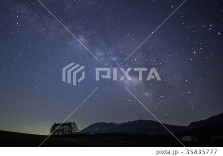 嬬恋高原から浅間山の星空 35835777
