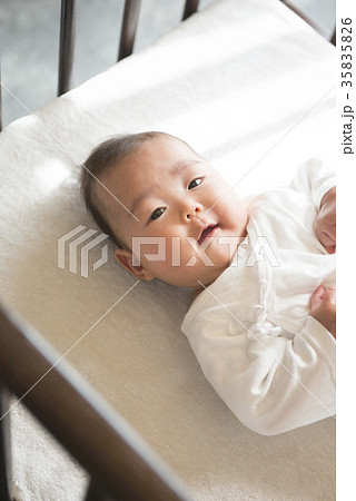 ベビーベッドで寝る赤ちゃん ベビーベッドで寝る赤ちゃん 35835826