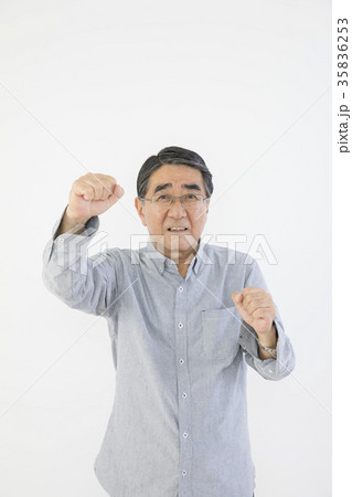 気合を入れるシニア男性 35836253