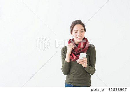 スマホを持つ女性（秋冬　白背景） 35838907