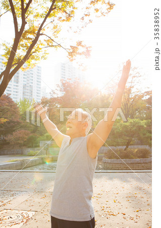 運動 公園 高齢者 35838952