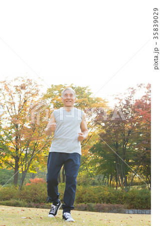 秋 ランニング 走り 35839029