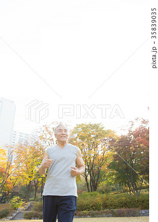 秋 ランニング 走り 35839035