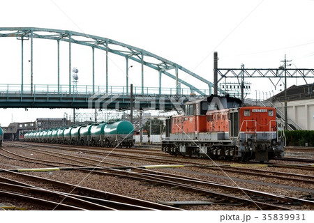 塩浜駅のDD51890とタンク貨物列車 35839931