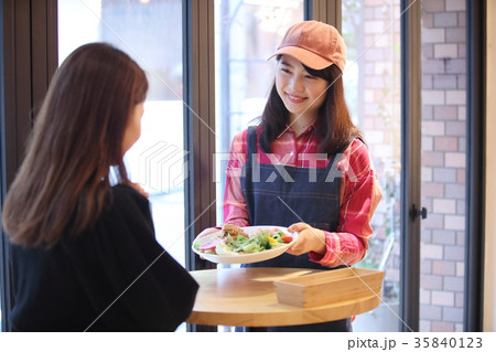 カフェ店員　女性 35840123