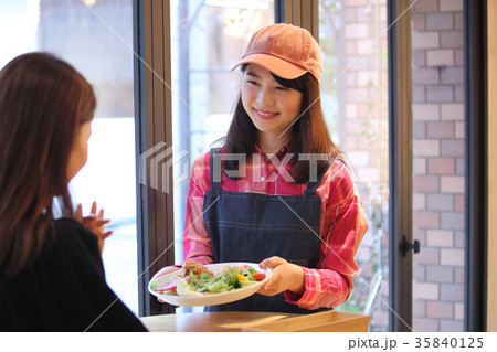 カフェ店員　女性 35840125