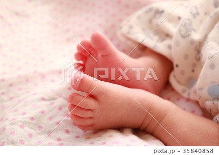 新生児の足 35840858