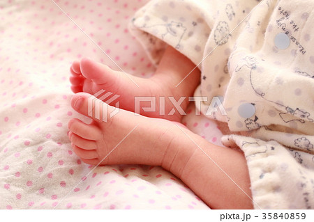 新生児の足 35840859