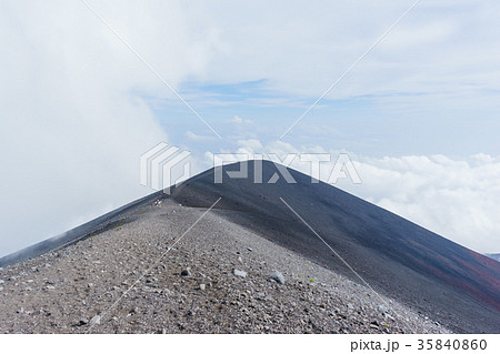富士山・宝永山の馬の背 35840860