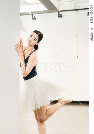 バレリーナ バレエ 女性 35843057