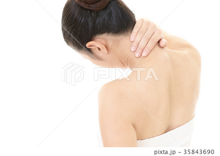 肩こりを訴える女性 35843690