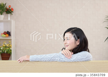 寛ぐ女性 寛ぐ女性 35843709