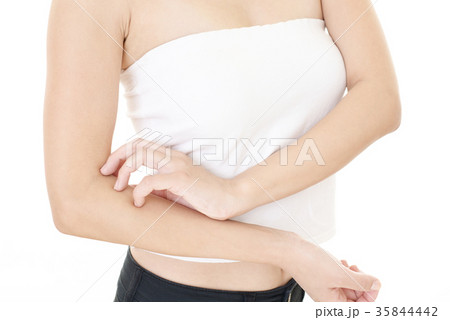 痒みを訴える女性 痒みを訴える女性 35844442