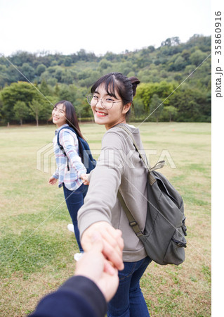 10代 公園 手を引く 35860916