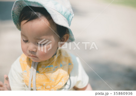1 year old 35860936