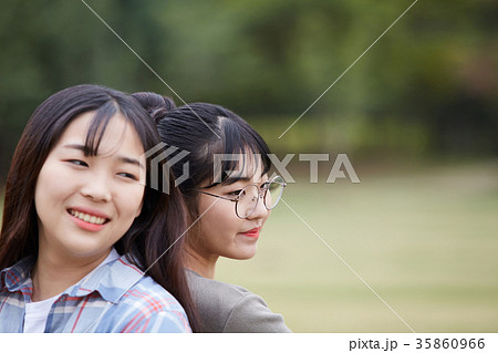 10代 後ろ向き 背を向け合う 35860966