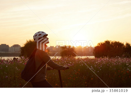 花 夕焼け 女性 35861019