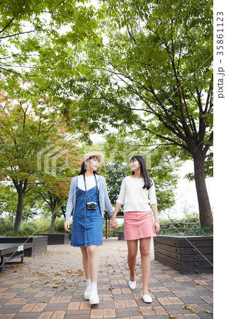 歩く 公園 女性 35861123