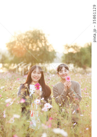 10代 花畑 女性 35861129