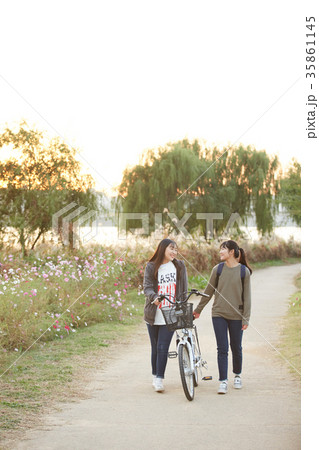 歩く 女性 女 35861145
