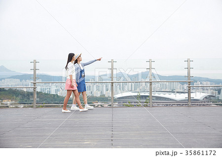 指す 指さす 歩く 35861172