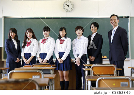 中学校 卒業アルバム 記念写真 卒業写真 集合写真の写真素材 [35862349] - PIXTA