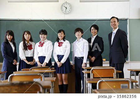 中学校 卒業アルバム 記念写真 卒業写真 集合写真の写真素材 [35862356] - PIXTA