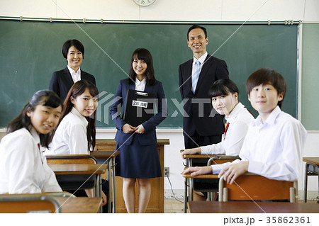 中学校 卒業アルバム 記念写真 卒業写真 集合写真の写真素材 [35862361] - PIXTA