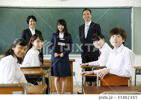 中学校 卒業アルバム 記念写真 卒業写真 集合写真の写真素材