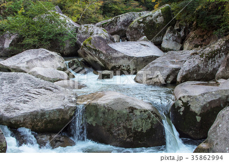 大岩の転がる渓流 35862994