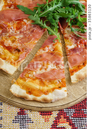 pizza with ham and arugula 35863130
