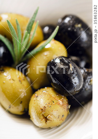 olive fruits in the bowl 35863282