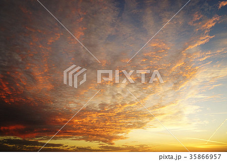 夕暮れ時の空 35866957