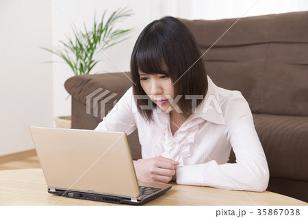 悩む女性 35867038