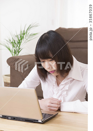 悩む女性 35867039
