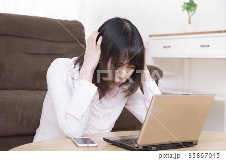 悩む女性 悩む女性 35867045