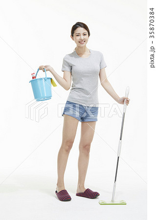 若い女性 全身 掃除道具 35870384