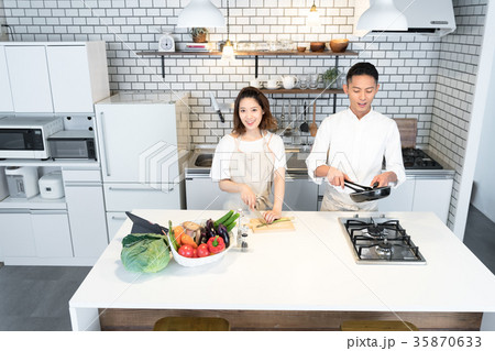 若い夫婦、キッチン、野菜 若い夫婦、キッチン、野菜 35870633