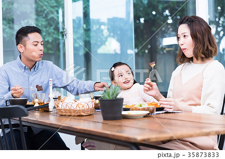 3人家族 ダイニング 食事 食卓の写真素材