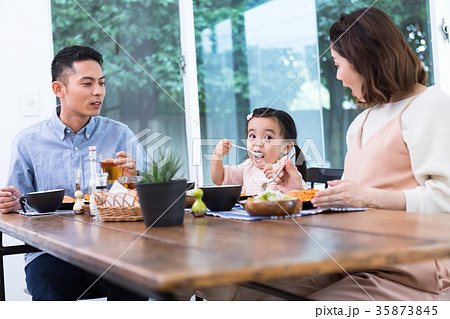 3人家族 ダイニング 食事 食卓の写真素材