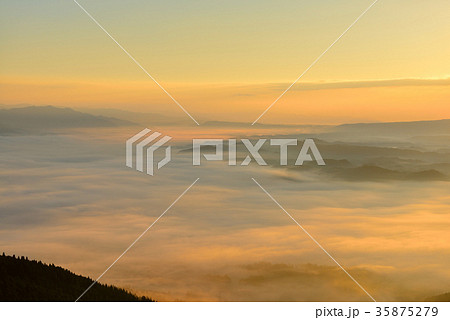 加久藤盆地の雲海 35875279
