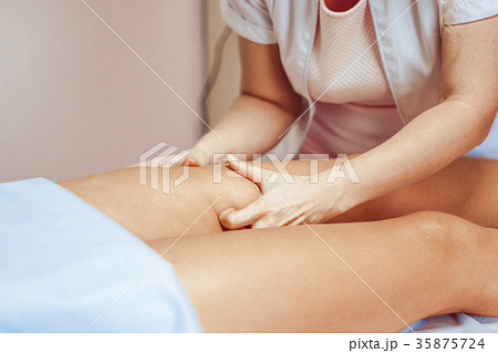 foot massage in salon 35875724